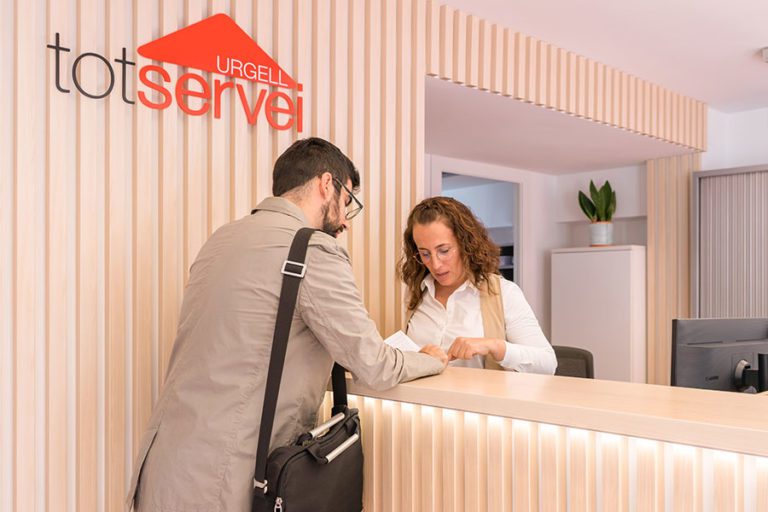 Imagen de una trabajadora de Tot Servei Urgell atendiendo a una clienta