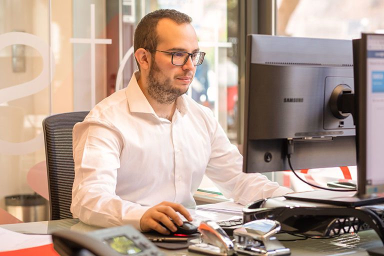 Imagen de un trabajador de Tot Servei Urgell trabajando en un ordenador