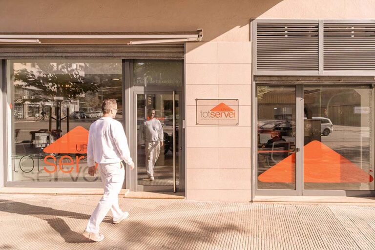 Imagen de un cliente entrando en las oficinas de Tot Servei Urgell